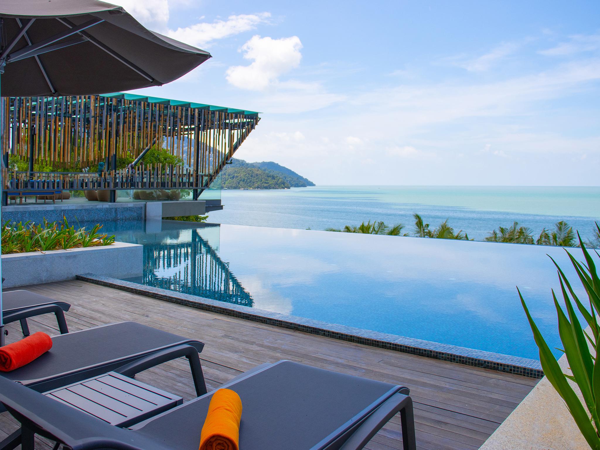 Hotel Angsana Teluk Bahang, Penang Batu Ferringhi Esterno foto Infinity pool at the hotel