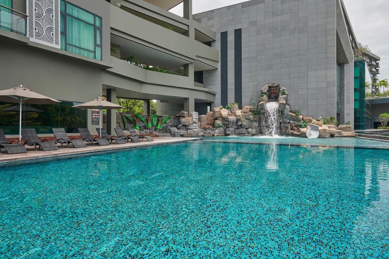 Hotel Angsana Teluk Bahang, Penang Batu Ferringhi Esterno foto The swimming pool at the hotel