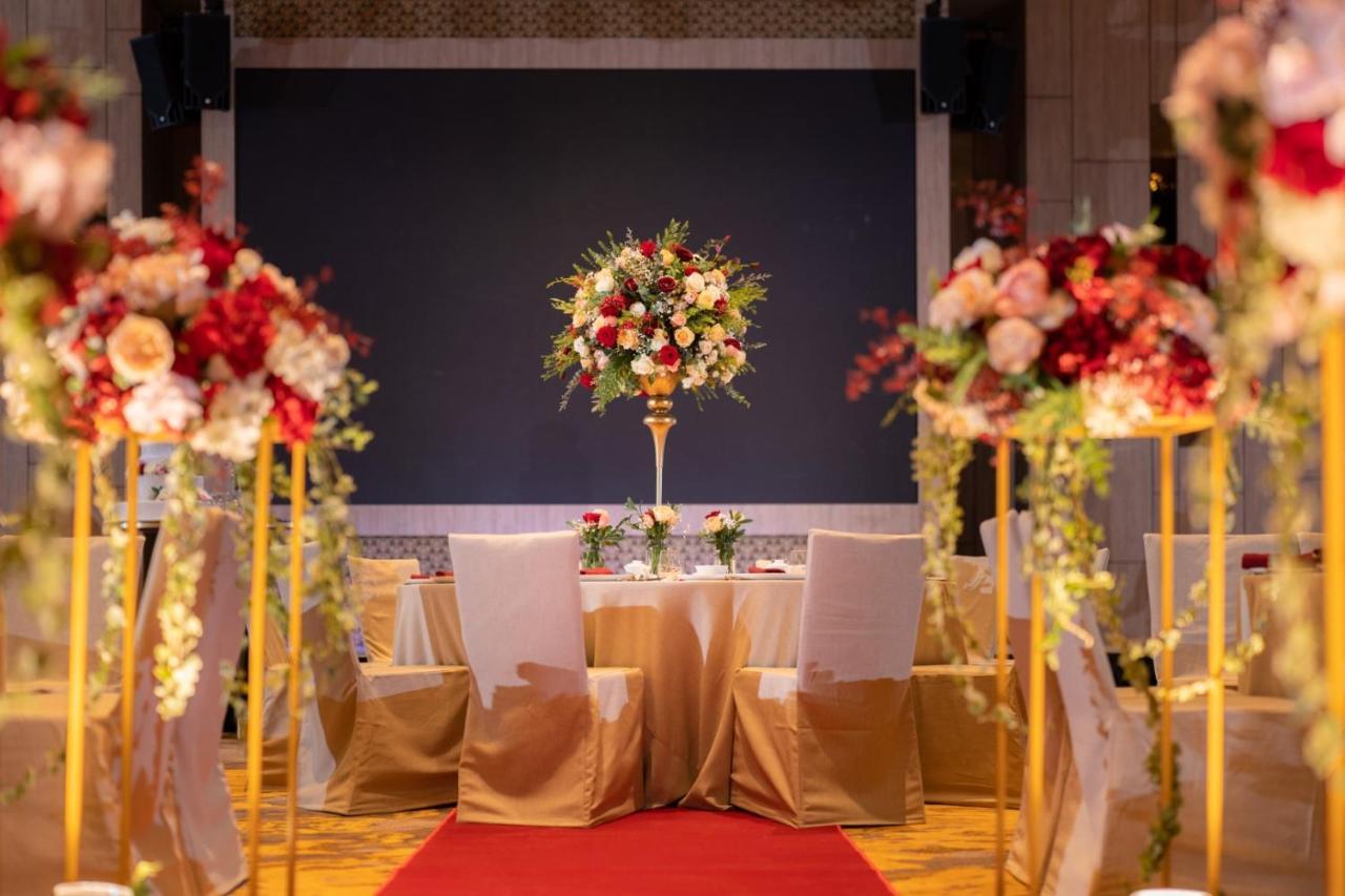 Hotel Angsana Teluk Bahang, Penang Batu Ferringhi Esterno foto A wedding reception at the Grand Ballroom