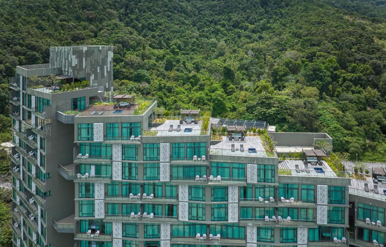 Hotel Angsana Teluk Bahang, Penang Batu Ferringhi Esterno foto The green roof of the hotel