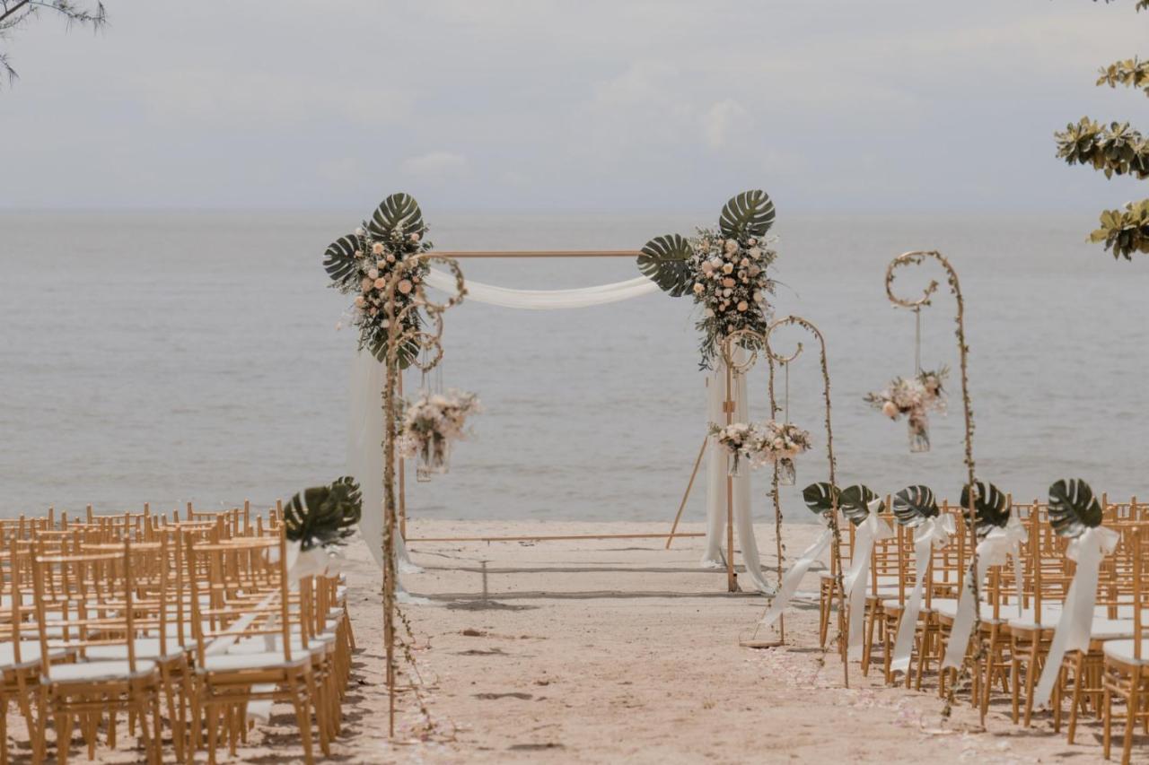 Hotel Angsana Teluk Bahang, Penang Batu Ferringhi Esterno foto A beach wedding in Phuket, Thailand