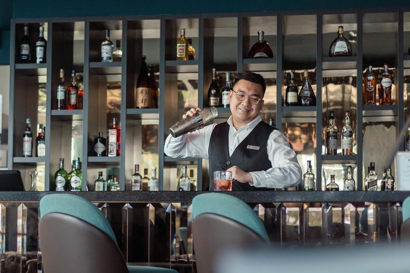 Hotel Angsana Teluk Bahang, Penang Batu Ferringhi Esterno foto A bartender at work